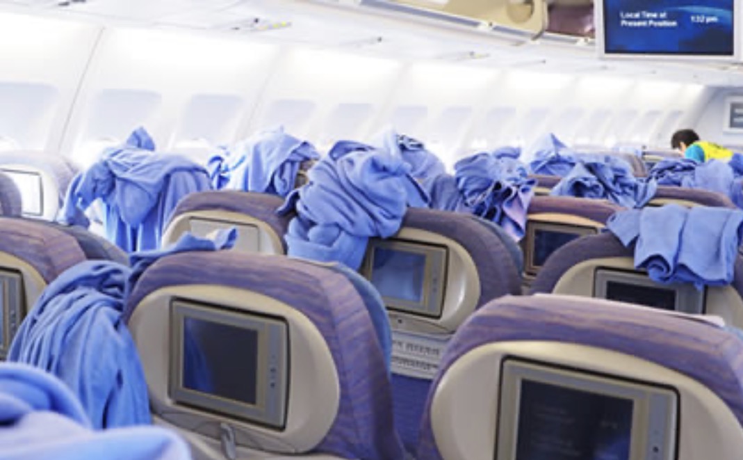 Couvertures et coussins disposés sur les sièges d'une cabine d'avion