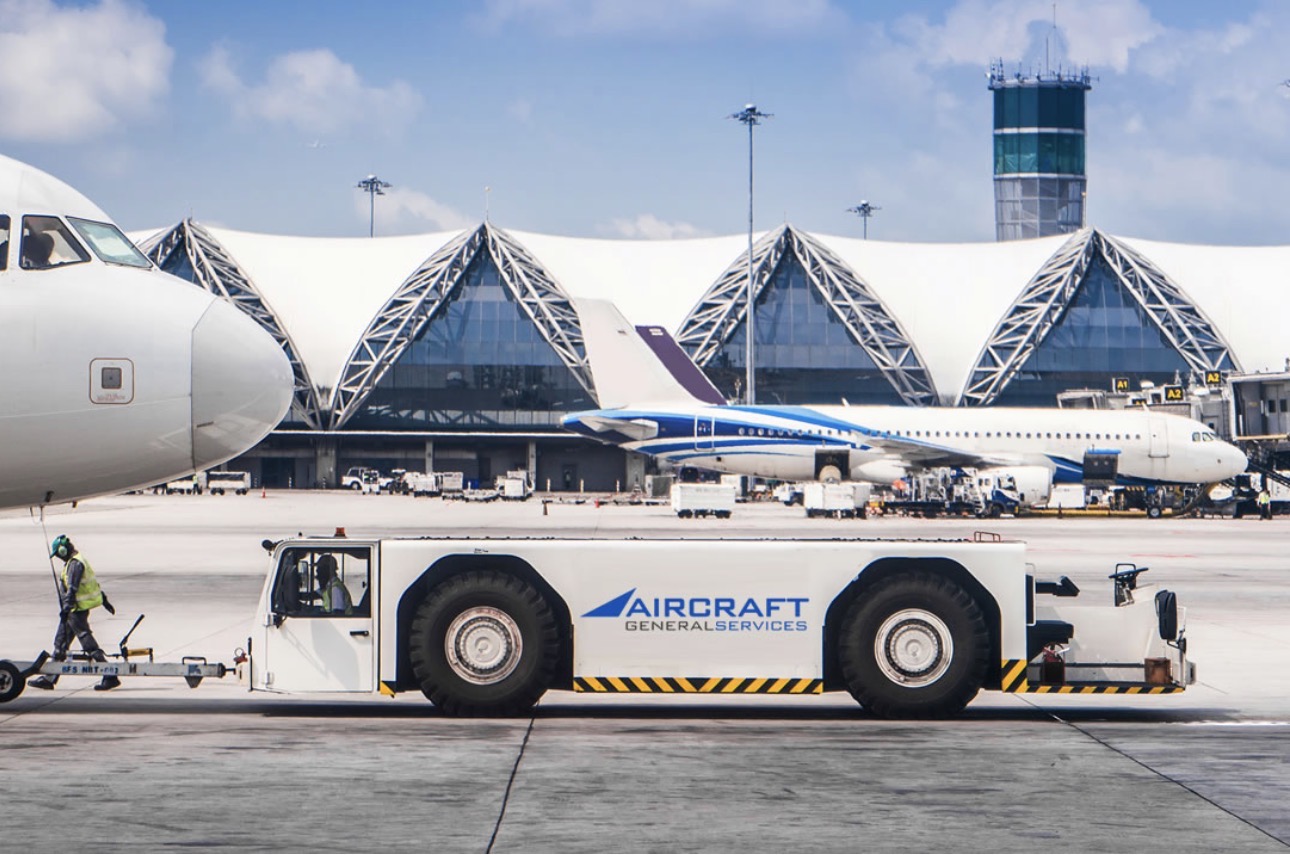 Tracteur de repoussage AIRCRAFT General Services sur le tarmac