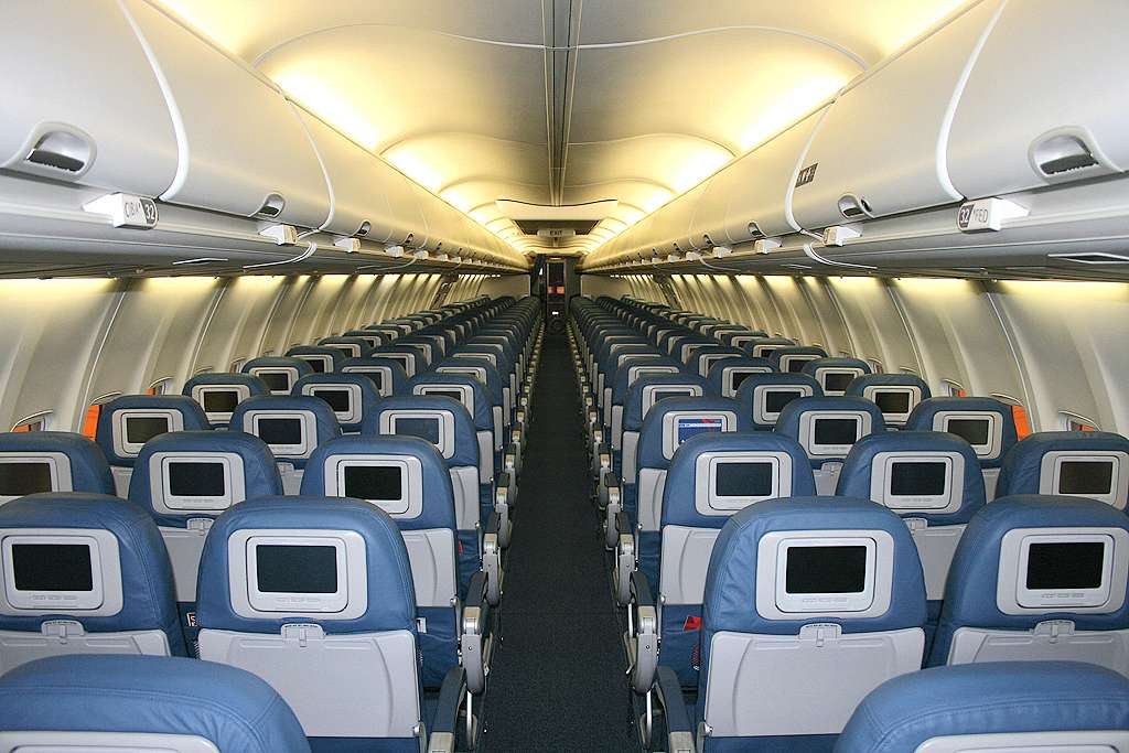 Cabine d'avion préparée et désinfectée entre deux vols
